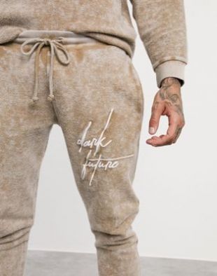 ASOS DESIGN - Jogger d'ensemble ajusté en polaire retournée délavée avec logo Dark Future | ASOS