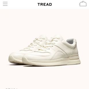 White Sneak­er