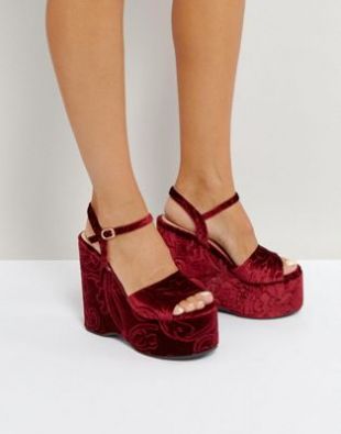 Sandales à semelles compensées et effet floqué