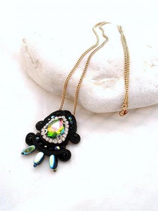 Comme on le voit sur les brodeuses saison 3 ep 10 | Porté par Allison Scagiliotti | Collier en cristal chic bohémien noir | Camille | bijoux de style célébrité
