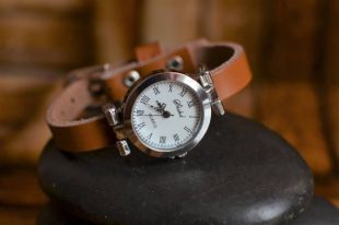 Womens cuir montre, montre de dames classique, cuir brun montre, montre en cuir, les filles montre, cadeau d’anniversaire, bijoux minimaliste, minimalisme
