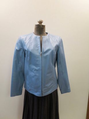 Blue Leather Jacket Zip Front Petite Size 4-6-8 Épaule Accent Seams Fully Lined Side Pockets Sleeve Zippers vintage 1990's Fashion Jacket