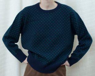 des années 70 marine preppy boxy gros pull en maille | pull motif coeur vert minimaliste sur pull ras du cou | pull minimal guêpe préparation bleu foncé