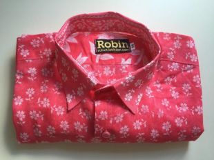 VENTE Mens shirt blanc imprimé floral sur détaillant base rose distincts à l’intérieur du col manches courtes. Très légère, 100 % coton