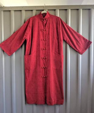 Robe kimono rouge vintage des années 1950, robe, manteau. Haut bas velours rouge floral, 2 poches lg à l'avant, 2 fentes sur le côté toutes tailles excellent état