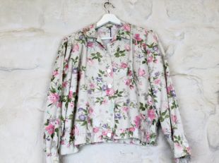 Chemise vintage imprimée fleurs blanches, roses et vertes.  70's. Taille S-M.  100% coton.