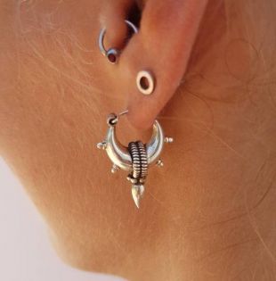 Boucles d'oreilles Huggie Hoop avec breloque étoile minuscule en or