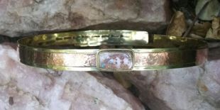 Opale exquise unique sur le cuivre martelé sur la tête de couronne de cercle de laiton