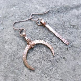 demi-lune et boucles d'oreilles bar rose couleur or dépareillé boucles d'oreilles en cuivre fil enveloppé bijoux longs boucles d'oreilles boucles d'oreilles de la déclaration de bijoux de sorcière boucles d'oreilles