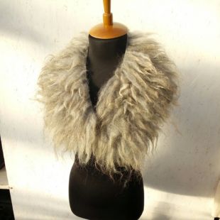 Collier feutré gris très luxuriant fait à partir des boucles de mouton utilisant la technique d'éco-fourrure. Fourrure de feutre Viking médiévale, faite à la main à partir de serrures en molleton doux.