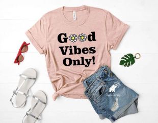 Good Vibes seulement | Chemise seulement de bonnes vibes, Floral | Chemise de bonnes Vibes | Chemise seule positivité | Vibes Tee | Chemises de cristal | Chemise de la vie de maman
