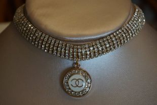 Choker Gold Rhinestones avec Pendentif 20 mm strass et émail blanc