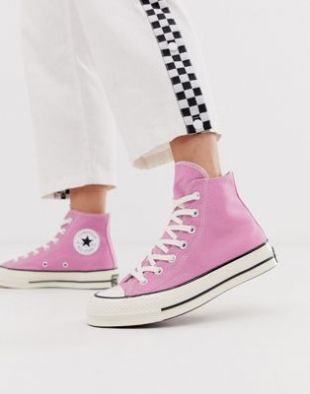 Pink High Sneak­ers