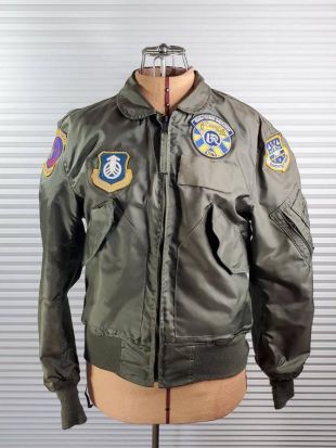 SMALL 34-36 Veste militaire résistante au feu vintage. Patchs multiples. Membre de nombreux escadrons. Tom Cruise, Top Gun Style.