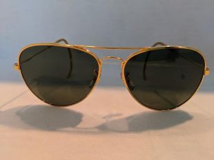 Lunettes de soleil aviateur grand or / Vintage avec des morceaux d’oreille du câble. Sunnies Aviator doré avec des lentilles de verre résistant aux chocs. Fil cool lunettes