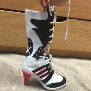 inferencia Producto Etapa Adidas x Jeremy Scott High heels worn by Harley Quinn (Margot Robbie) in  Suicide Squad | Spotern