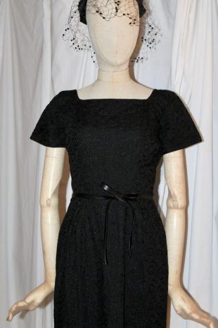 Robe de soirée bombe noire vintage, manches courtes des années 60, robe brodée d'oeillet de coton noir, cou carré, dos de scoop, robe crayon