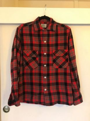 Chemise en flanelle à carreaux des années 50. Chemise rouge, bleue et noire à manches longues des années 1950. alpin. laine. taille moyenne.