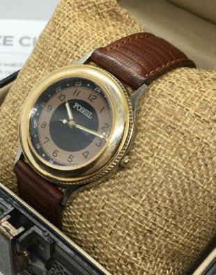 Fossil International vintage Gravé Gold Tone/Black/Tan Face/Brown Leather Watch New Battery!