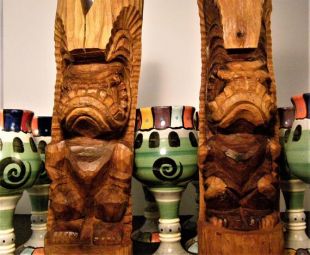 Paire de 1980 Kitschy 14" Tiki "Cool Dude" Statues. Accessoires de bar. Serre-livres. Statues en bois sculptées à la main. Décor tropical. LIVRAISON GRATUITE.