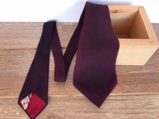 60s Burgundy Silk Necktie, Hobo Style Wide Bottom Designer Men’s Tie par Designer Harvey’s