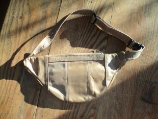 Vintage All Leather Fanny Pack in Tan avec trois (3) compartiments zippés avec bracelet taille en cuir réglable en bon état vintage
