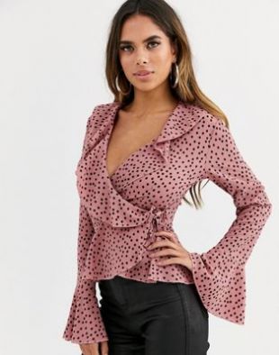 PrettyLittleThing - Blouse cache-cœur à pois et volants - Rose | ASOS