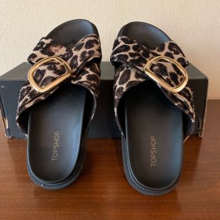 Leop­ard Print Buck­le San­dals