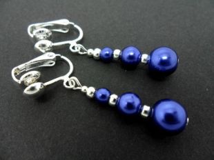 Une paire de boucles d'oreilles + clip perle verre joli bleu.