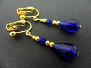 Une paire de larme perle de verre bleu cobalt plaqué assez d’or cristal boucles clip sur boucles d’oreilles.