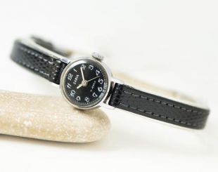 Les femmes regardent noir rond ZARIA bijoux vintage. Femme de chiffres arabes regardent minuscule. Montre de fille à l'épreuve des chocs minimaliste. Nouvelle courroie authentique