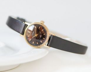 Montre-bracelet noire pour sLAVA femme. Montre chic plaquéor. Les femmes Boho regarder des bijoux en édition limitée. Nouveau bracelet en cuir haut de gamme