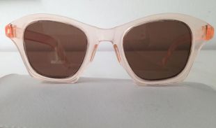 Vintage lunettes de soleil de pêche claire 50s. Le cadre est en plastique épais / celluloïd et les verres sont de vrai verre