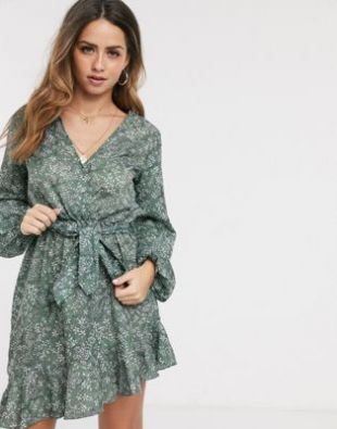 In The Style x Billie Faiers - Robe patineuse cache-cœur volantée à imprimé floral - Vert