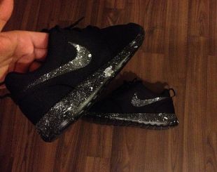 Nike Roshe Black avec Custom Oreo Black Swoosh et Sole Splatter Paint