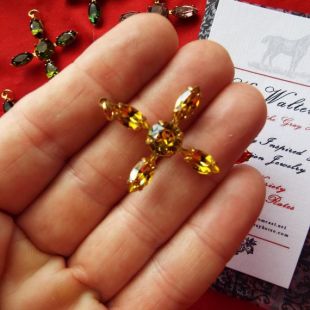 PE-0072 - Jane Austen Cross in Various Colors - Cristaux Swarovski, Croix de Cristal, Croix géorgienne, Croix de régence, Croix victorienne, Emma