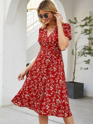 claire dunphy red dress Modern Family: Claire's 5 Best Outfits (& 5 Worst)