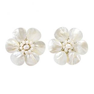Pearl Flo­ral Ear­rings