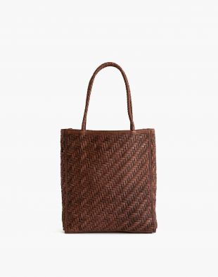 The hand bag brown raffia of Villanelle (Jodie Comer) in Killing Eve  (S03E02)