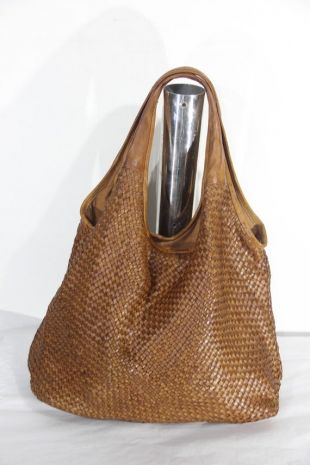 The hand bag brown raffia of Villanelle Jodie Comer in Killing