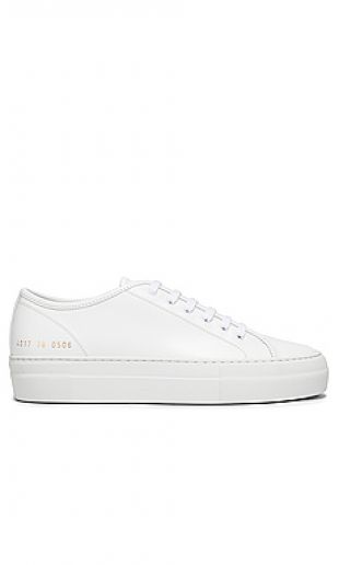 White Sneak­ers