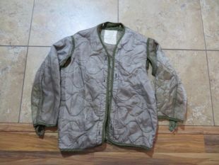 Vintage Military Army Cold Weather Field Coat Quilted Liner Couleur grise unique au lieu de vert Sz S