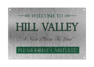 La réplique en métal du panneau Welcome to Hill Valley dans Retour vers le futur 1
