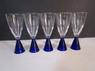 Milieu du siècle scandinave moderne de flûtes de Champagne - lot de 5 - clair avec du bleu Cobalt lesté cône Base - semblable à Holmegaard princesse