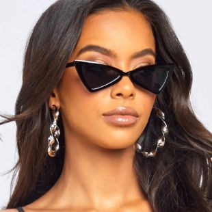 Trendy Retro Cat Eye Lunettes de soleil Dark Plastic Skinny Frames Black Lens Women Fashion Arms Gafas de Sol vintage Shades UV400 Classic Cateye