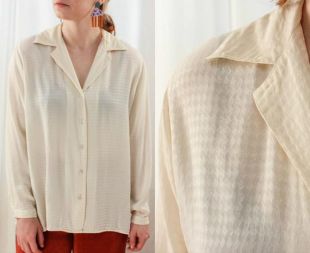 90s Ivory Diamond Silk Oversize Blouse Taille S/M/L (fr) vintage Minimal Off White Argyle Top (fr) 1990s Crème V Neck Notch Collar Button Down