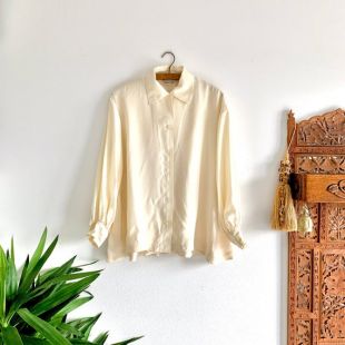 80s KIKIT MAURICE SASSON Antique Ivory Silk Blouse/Back Pleated Cream Silk Shirt/Vtg Bishop Sleeve Collared Silk Top/Size S/26"Long/46"Chest