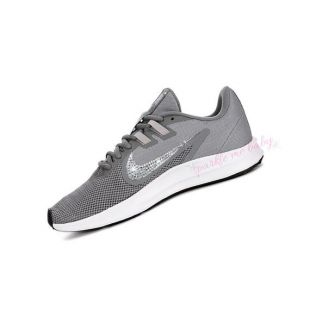 Downshifter femmes Nike 9 en gris ~ baskets brillantes ~ Bedazzled Nike ~ Blinged Nikes ~ Swarovski Nikes-personnalisé par SparkleMeBaby2u