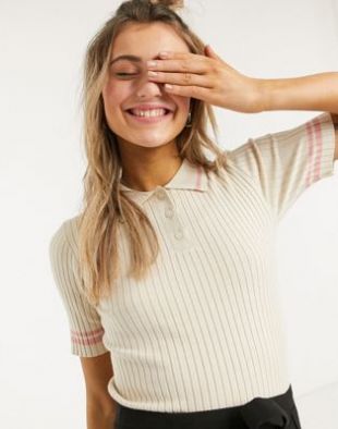 Monki - Valle - Polo en maille à manches courtes avec rayures roses - Beige | ASOS