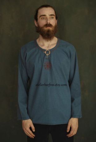 Chemise d’homme en lin bleu médiéval/viking avec la broderie norse antique Casque de crainte, païen, longs manches lâches t-shirt d’ajustement